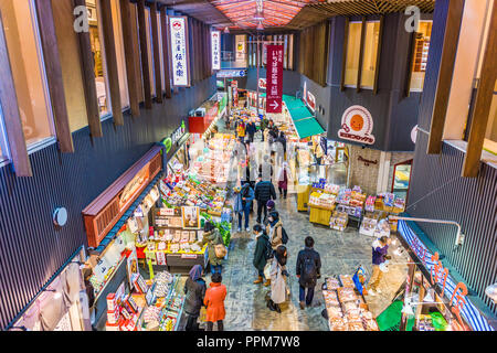 KANAZAWA, Giappone - 20 gennaio 2017: gli acquirenti mattina presto scorazzare piatti a base di frutti di mare freschi al mercato Omicho. Foto Stock