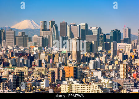 I grattacieli di Shinjuku di Tokyo con skycrapers Shinjuku e Mt. Fuji. Foto Stock