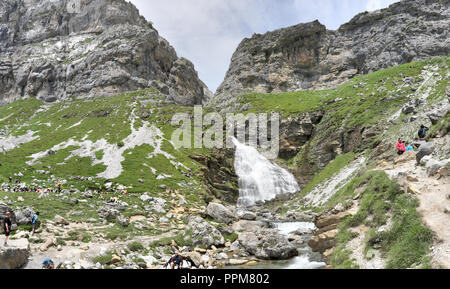 La coda di cavallo cascata (Cola de Caballo) come il fiume Arazas fluisce verso le alte montagne rocciose e i pascoli in Ordesa Valley, Aragona, Spagna. Foto Stock