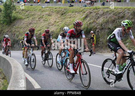 Julien Vermote, Damiano Caruso e altri ciclisti arrampicata durante il 2018 Tour de France xvii stadio Soulan, Pirenei francesi. Foto Stock
