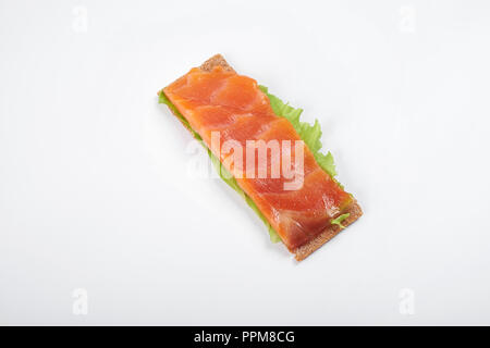 Basso calorico sandwich aperto con il salmone. Isolato su sfondo bianco. Foto Stock