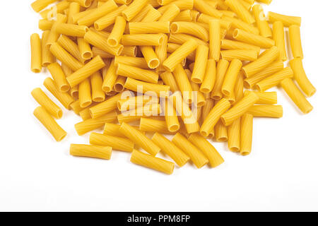 Rigatoni Pasta italiana isolato su sfondo bianco. Foto Stock