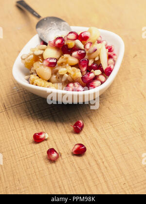 Un sano muesli su una tavola in legno rustico, freschi e cibo biologico concetto Foto Stock