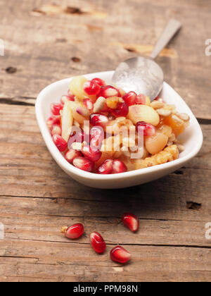 Un sano muesli su una tavola in legno rustico, freschi e cibo biologico concetto Foto Stock