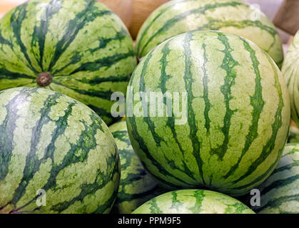 Bella cocomeri su uno scaffale di un negozio fresco e pronto da mangiare. Cresciuto in Oregon. Foto Stock