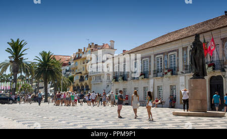 Centro storico, Town Square, Municipio, Statua del Re Pietro. Cascais, Portogallo Foto Stock