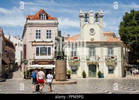 Centro storico, Piazza cittadina, Statua del Re Pietro. Cascais, Portogallo Foto Stock