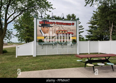 Vecchia pubblicità Affissioni a riposo con fermata di fronte della storica stazione di gas, Ambler la Texaco Gas Station, sul percorso 66, Dwight, Illinois. Foto Stock