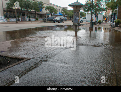 Come la marea sale acqua comincia a invadere le strade del centro storico Waterfront District in Georgetown, Carolina del Sud sett. 25, 2018. Come di sett. 22, 2018 circa 2.400 Carolina del Sud la Guardia Nazionale aviatori e soldati sono stati mobilitati per il supporto di evacuazione con assistenza dalla Pennsylvania, Tennessee, Alaska, New York e Wisconsin guardie nazionali. (U.S. Air National Guard foto di Airman 1. Classe Cameron Lewis) Foto Stock