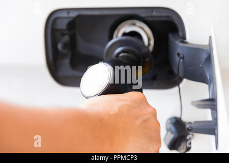 Man mano con pompa di benzina acquisto stazione di benzina Foto Stock