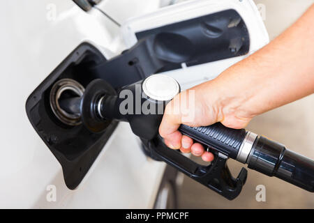 Man mano con pompa di benzina acquisto stazione di benzina Foto Stock