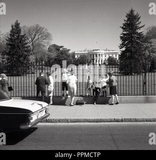 Anni sessanta, storico, madri con bambini sulle ringhiere in ferro guardando l'edificio neoclassico, la casa bianca a Washington DC, Stati Uniti d'America, la residenza ufficiale e il luogo di lavoro del presidente degli Stati Uniti dal 1800. Visto nella foto è il famoso 'ufficio ovale' Foto Stock