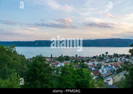 Germania, al di sopra del villaggio accanto al lago di Costanza nel crepuscolo Foto Stock