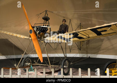 Replica di Fokker il primo velivolo, il Fokker Spin, sul display all'Aviodrome Parco tematico dell'aviazione. Foto Stock