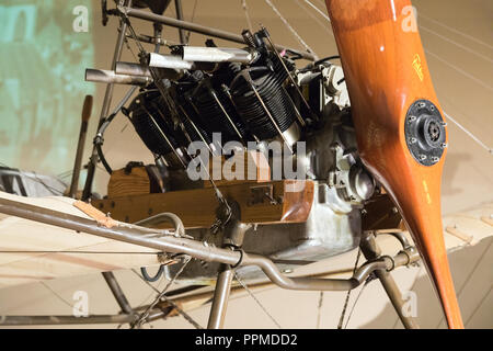 Replica di Fokker il primo velivolo, il Fokker Spin, sul display all'Aviodrome Parco tematico dell'aviazione. Foto Stock