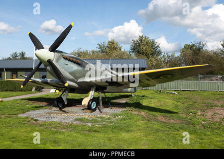 Il Supermarine Spitfire IX (replica) sul display al Aviodrome Parco tematico dell'aviazione. Foto Stock
