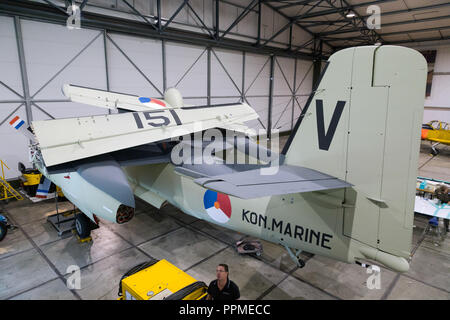 La marina olandese Grumman S2N Tracker sul display in Aviodrome Parco tematico dell'aviazione T2 Hangar. Foto Stock