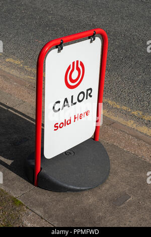 Calor Gas di bottiglie vendute qui segno per il lato di una strada REGNO UNITO Foto Stock