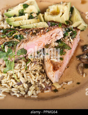 Ahi bistecca di tonno con riso e avocado, close up Foto Stock
