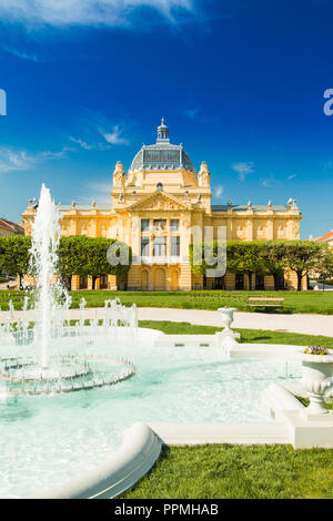 Zagabria, Croazia, padiglione di arte e di splendidi fiori in parco nella giornata d'estate, coloratissima 19 architettura di secolo Foto Stock