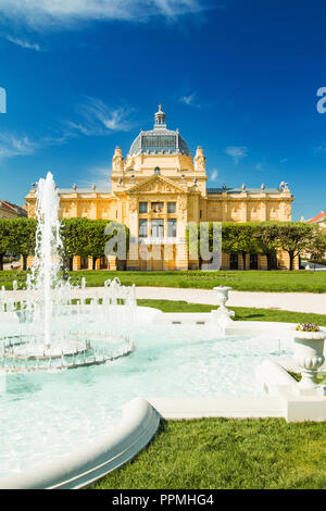 Zagabria, Croazia, padiglione di arte e di splendidi fiori in parco nella giornata d'estate, coloratissima 19 architettura di secolo Foto Stock