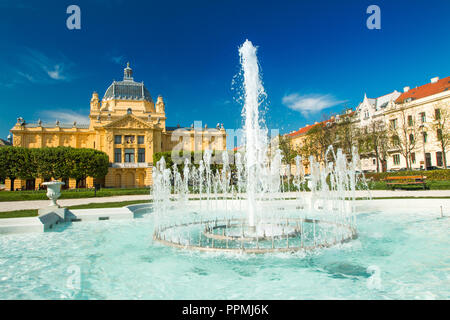 Zagabria, Croazia, padiglione di arte e di splendidi fiori in parco nella giornata d'estate, coloratissima 19 architettura di secolo Foto Stock