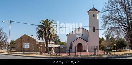 PARYS, SUD AFRICA, 2 agosto 2018: Panorama della Netherdutch Chiesa riformata e hall di Parys nel libero Stato Provincia Provincia Foto Stock