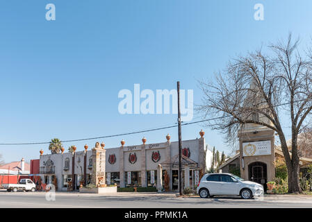 PARYS, SUD AFRICA, 2 agosto 2018: una scena di strada con arredamento negozio e una guest house, in Parys nel libero Stato Provincia. I veicoli sono visibili Foto Stock