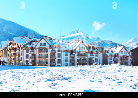 Chalet in legno, case e Neve Montagne Paesaggio panorama in bulgaro località sciistica di Bansko, Bulgaria Foto Stock