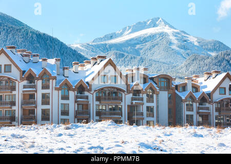 Chalet in legno, case e Neve Montagne Paesaggio panorama in bulgaro località sciistica di Bansko, Bulgaria Foto Stock