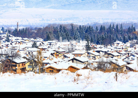 Case con tetti di neve panorama banner del bulgaro località sciistica di Bansko, Bulgaria Foto Stock