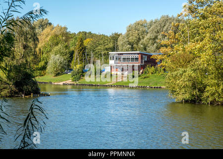 Vedute sul lago in una giornata di sole con cielo blu chiaro. Prese a Redditch, Worcestershire. Foto Stock