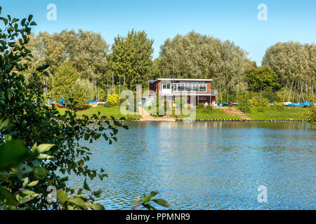 Vedute sul lago in una giornata di sole con cielo blu chiaro. Prese a Redditch, Worcestershire. Foto Stock