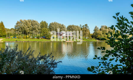 Vedute sul lago in una giornata di sole con cielo blu chiaro. Prese a Redditch, Worcestershire. Foto Stock