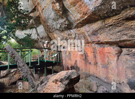 Turista femminile fotografare alla Galleria di Anbangbang , Nourlangie, Kakadu, Northern Territory, Australia Foto Stock