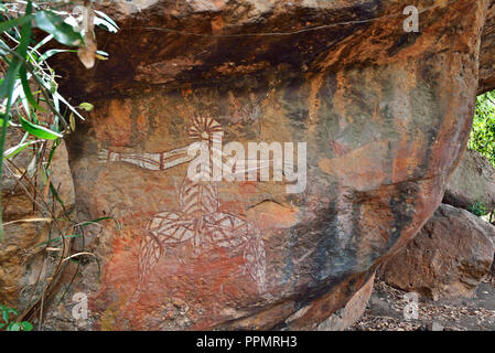 Nabulwinjbulwinj alla Galleria Anbangbang dipinta nel 1960 da Nayombolmi, Barramundi Charlie, Nourlangie, Kakadu, Northern Territory, Australia Foto Stock