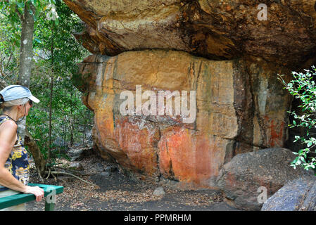 Nabulwinjbulwinj alla Galleria Anbangbang dipinta nel 1960 da Nayombolmi, Barramundi Charlie, Nourlangie, Kakadu, Northern Territory, Australia Foto Stock