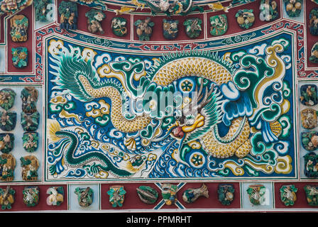 Chiusura del murale in ceramica design vicino alla Torre di saggi Bang Pa-in Summer Palace, Ayutthaya, Thailandia Foto Stock