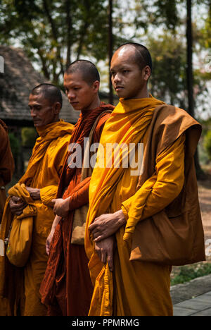 I monaci buddisti in piedi vicino a Wang Pho stazione ferroviaria, Thailandia Foto Stock