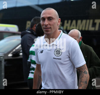 McDiarmid Park, Perth, Regno Unito. 26 Sep, 2018. Scottish League Cup Calcio, quarti di finale, St Johnstone versus Celtic; Scott Brown del Celtic sorrisi come egli arriva per tonights corrispondono a credito: Azione Sport Plus/Alamy Live News Foto Stock