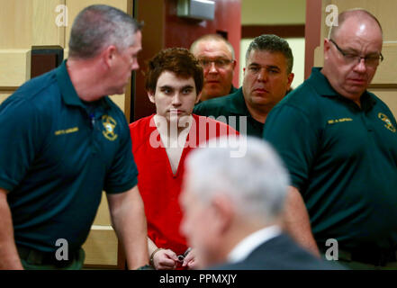 Fort Lauderdale, FL, Stati Uniti d'America. 26 Sep, 2018. Parkland School shooter Nikolas Cruz entra in aula per una verifica di stato udienza presso il Broward County Courthouse in Fort Lauderdale Mercoledì, Settembre 26, 2018. Amy Beth Bennett, South Florida Sun Sentinel Credito: Sun-Sentinel/ZUMA filo/Alamy Live News Foto Stock