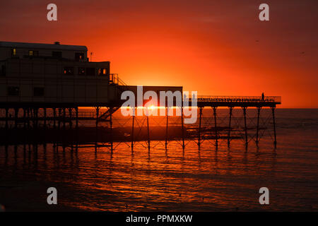 Aberystwyth Wales UK, mercoledì 26 settembre 2018 UK Meteo: un ardente tramonto sul mare stagliano pier in Aberystwyth sulla West Wales coast, annunciando un paio di giorni di caldo clima soleggiato Foto © Keith Morris / Alamy Live News Foto Stock