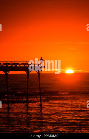 Aberystwyth Wales UK, mercoledì 26 settembre 2018 UK Meteo: un ardente tramonto sul mare stagliano pier in Aberystwyth sulla West Wales coast, annunciando un paio di giorni di caldo clima soleggiato Foto © Keith Morris / Alamy Live News Foto Stock