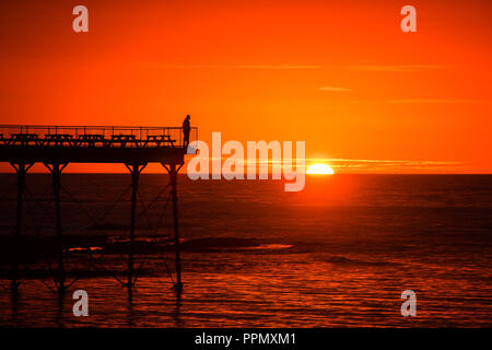 Aberystwyth Wales UK, mercoledì 26 settembre 2018 UK Meteo: un ardente tramonto sul mare stagliano pier in Aberystwyth sulla West Wales coast, annunciando un paio di giorni di caldo clima soleggiato Foto © Keith Morris / Alamy Live News Foto Stock