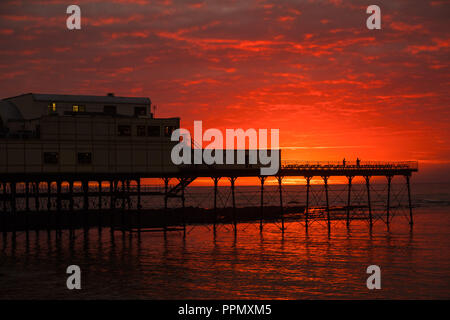 Aberystwyth Wales UK, mercoledì 26 settembre 2018 UK Meteo: un ardente tramonto sul mare stagliano pier in Aberystwyth sulla West Wales coast, annunciando un paio di giorni di caldo clima soleggiato Foto © Keith Morris / Alamy Live News Foto Stock