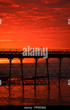 Aberystwyth Wales UK, mercoledì 26 settembre 2018 UK Meteo: un ardente tramonto sul mare stagliano pier in Aberystwyth sulla West Wales coast, annunciando un paio di giorni di caldo clima soleggiato Foto © Keith Morris / Alamy Live News Foto Stock