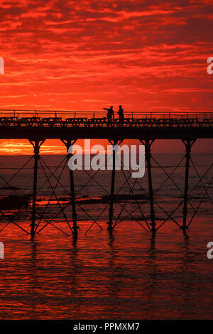 Aberystwyth Wales UK, mercoledì 26 settembre 2018 UK Meteo: un ardente tramonto sul mare stagliano pier in Aberystwyth sulla West Wales coast, annunciando un paio di giorni di caldo clima soleggiato Foto © Keith Morris / Alamy Live News Foto Stock