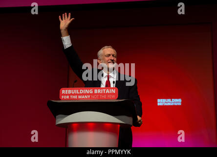 Liverpool, Regno Unito. Il 26 settembre 2018. Leader laburista, Jeremy Corbyn, onde ai membri del partito prima che egli offre il suo discorso ai delegati al Partito laburista conferenza in Liverpool. Credito: Mark Thomas/Alamy Live News Foto Stock