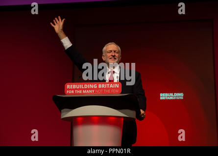 Liverpool, Regno Unito. Il 26 settembre 2018. Leader laburista, Jeremy Corbyn, onde ai membri del partito prima che egli offre il suo discorso ai delegati al Partito laburista conferenza in Liverpool. Credito: Mark Thomas/Alamy Live News Foto Stock