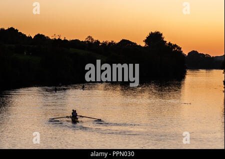 Skibbereen, West Cork, Irlanda. Il 26 settembre, 2018. Giovani canottieri da Skibbereen Rowing Club si impegnano a una sessione di formazione sul fiume Ilen alla fine di una giornata di sole in West Cork. Credito: Andy Gibson/Alamy Live News. Foto Stock